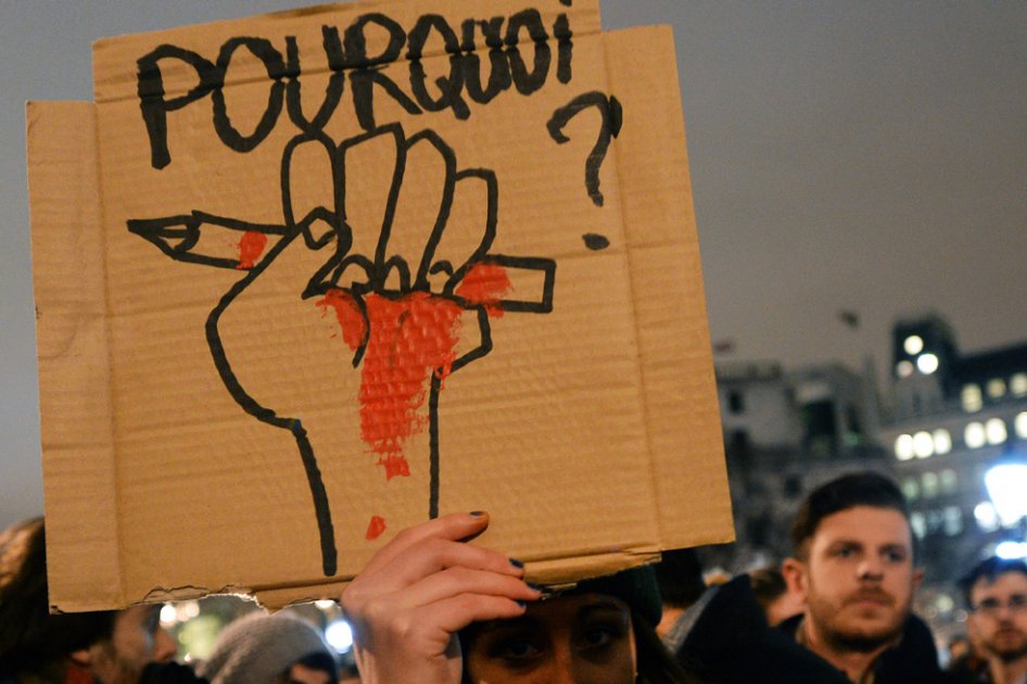 "Por qué?", se lee en un cartel durante una vigilia en la noche del miércoles en la céntrica plaza de Trafalgar en Londres (Reino Unido), en señal de rechazo al atentado perpetrado en la sede del semanario satírico francés "Charlie Hebdo" en la ciudad de París.