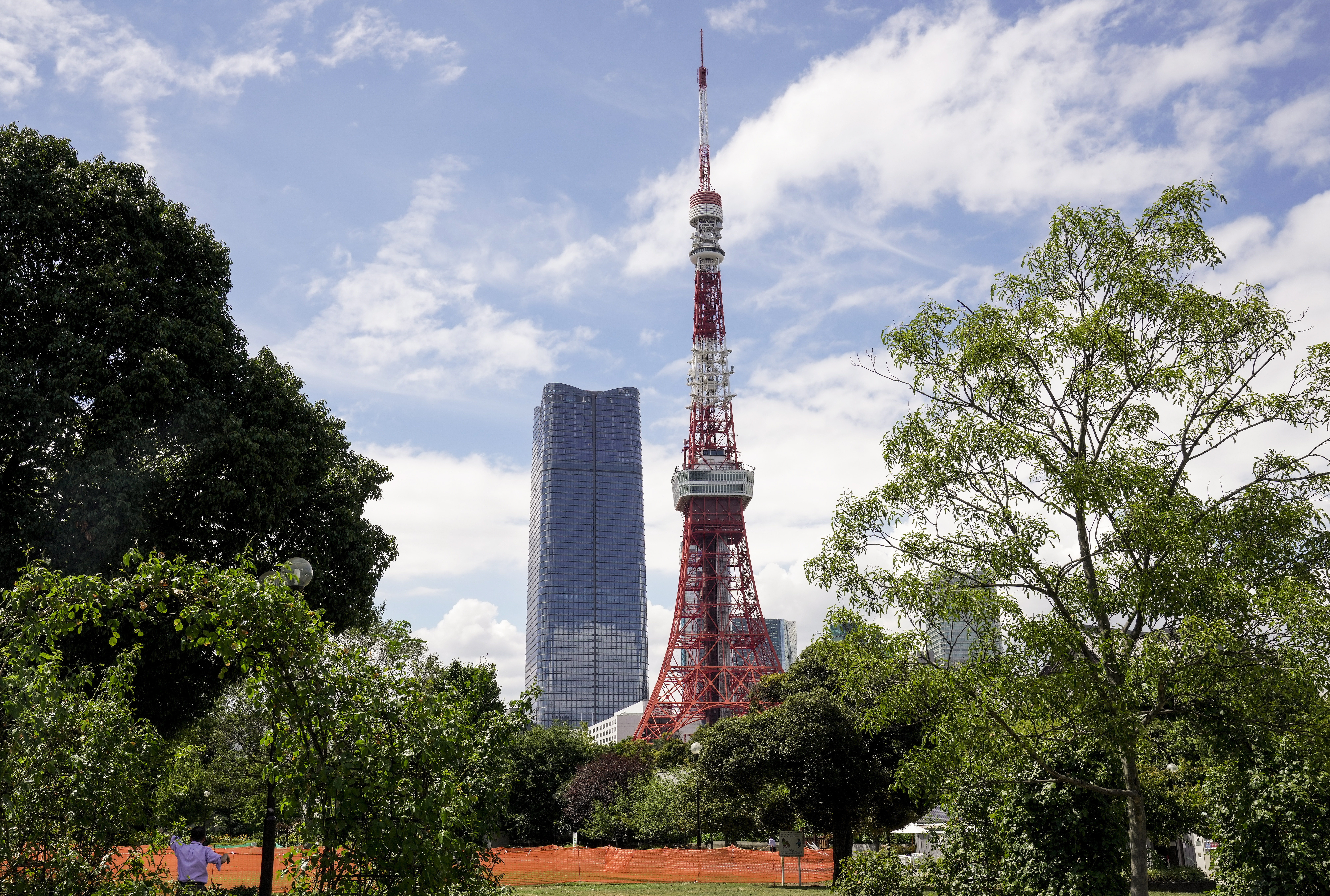 Tokyo (Japan), 08/08/2023.- Japan's tallest building, Mori JP Tower (L), is seen next to Tokyo Tower, the country's second tallest structure, in Tokyo, Japan, 08 August 2023. Japanese developer Mori Building Co. announced on 08 August that the construction of Azabudai Hills, a complex containing Mori JP Tower, has been completed with its opening scheduled for 24 November 2023. (Japón, Tokio) EFE/EPA/KIMIMASA MAYAMA