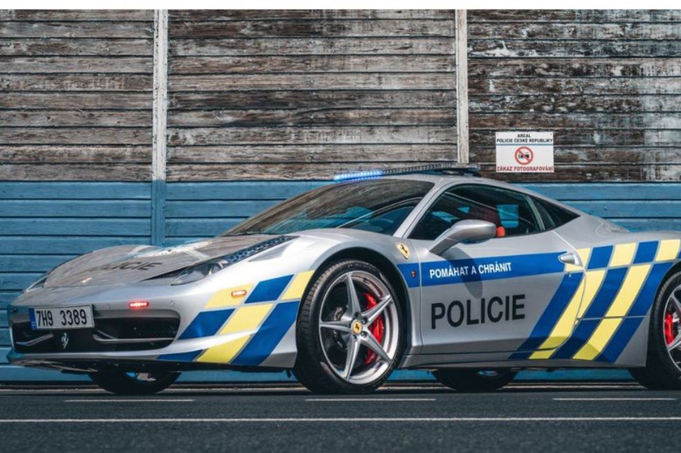 La policía checa convirtió un Ferrari incautado en su nuevo coche patrulla