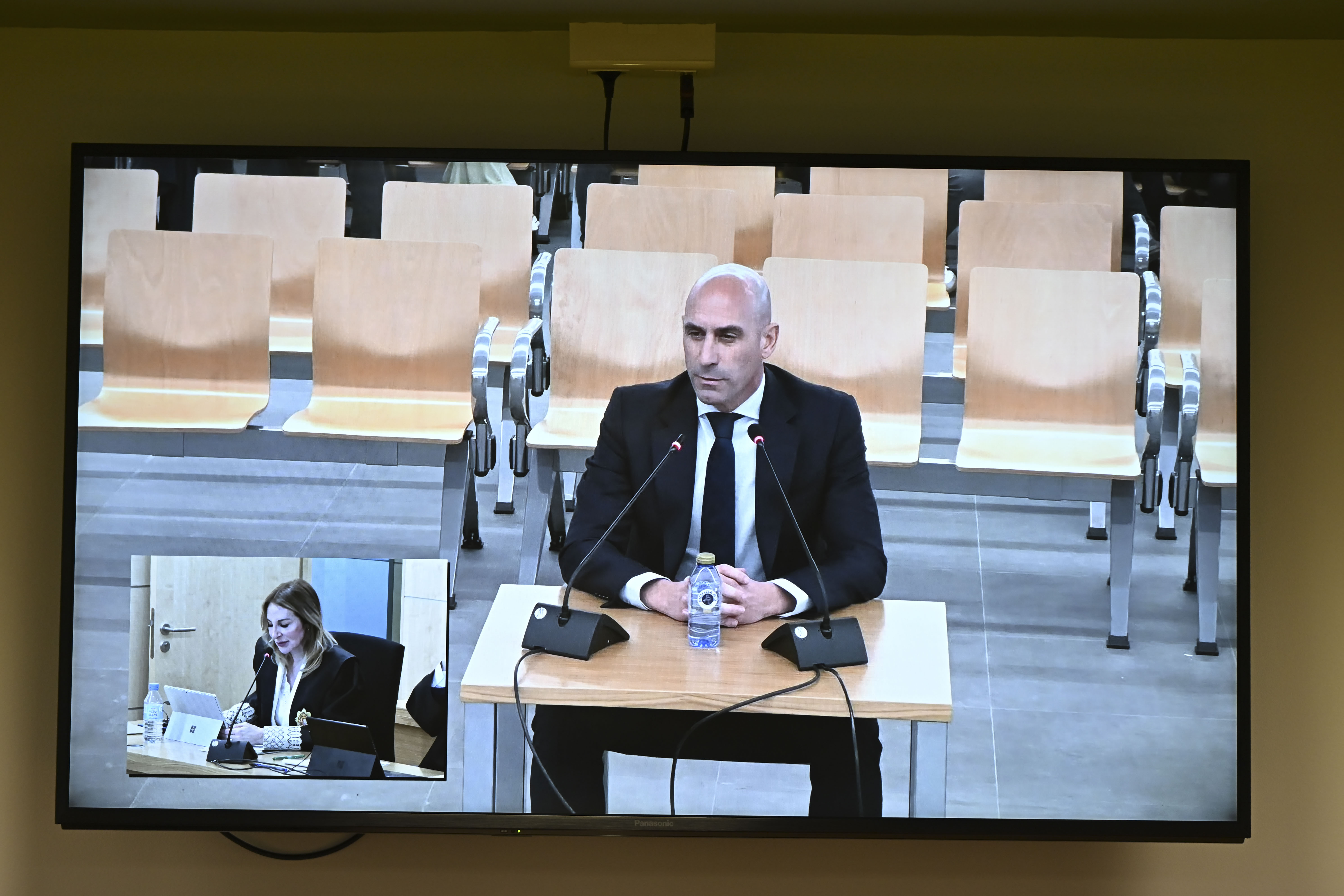 SAN FERNANDO DE HENARES (MADRID), 11/02/2025.- Vista de la pantalla en la sala de prensa de la Audiencia Nacional en San Fernando de Henares donde se ve la declaración d expresidente de la Federación de Fútbol Luis Rubiales por el beso que dio a Jenni Hermoso tras la final del Mundial de 2023. EFE/ Fernando Villar
