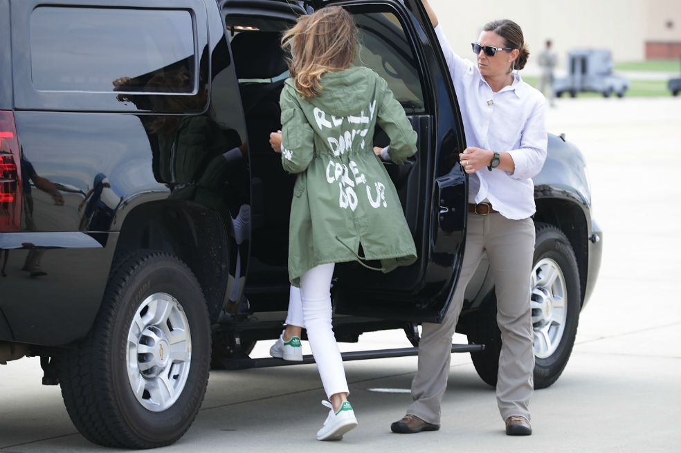 De Balenciaga a la chaqueta de Melania Trump: la moda vista desde la espalda