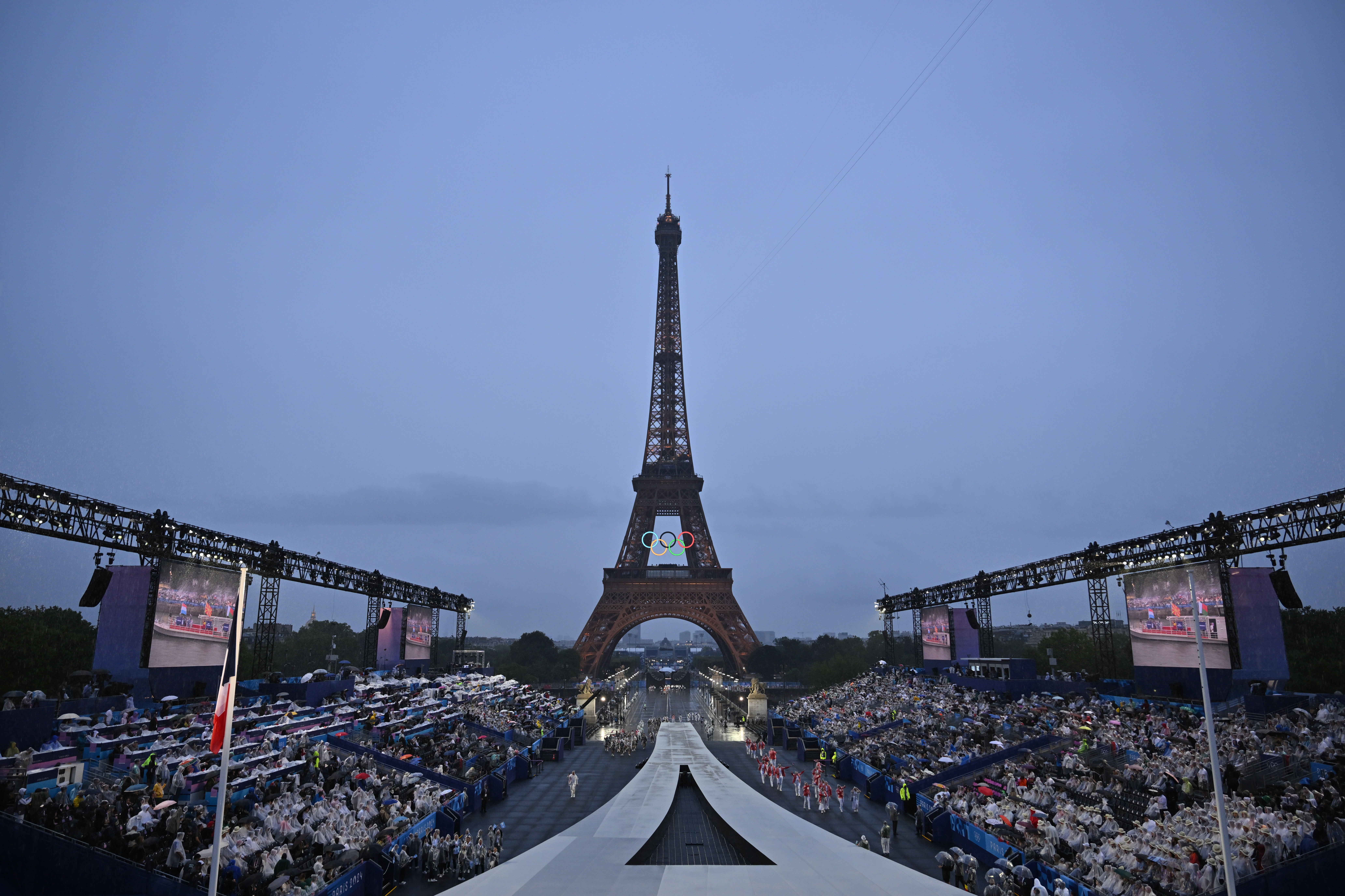 PARÍS (FRANCIA), 26/07/2024.- Vista general de la Plaza del Trocadero a la llegada de las delegaciones olímpicas para el encendido de la antorcha olímpica, durante la ceremonia de inauguración de los Juegos Olímpicos de París 2024, este viernes en la capital francesa. EFE/Joel Marklund POOL