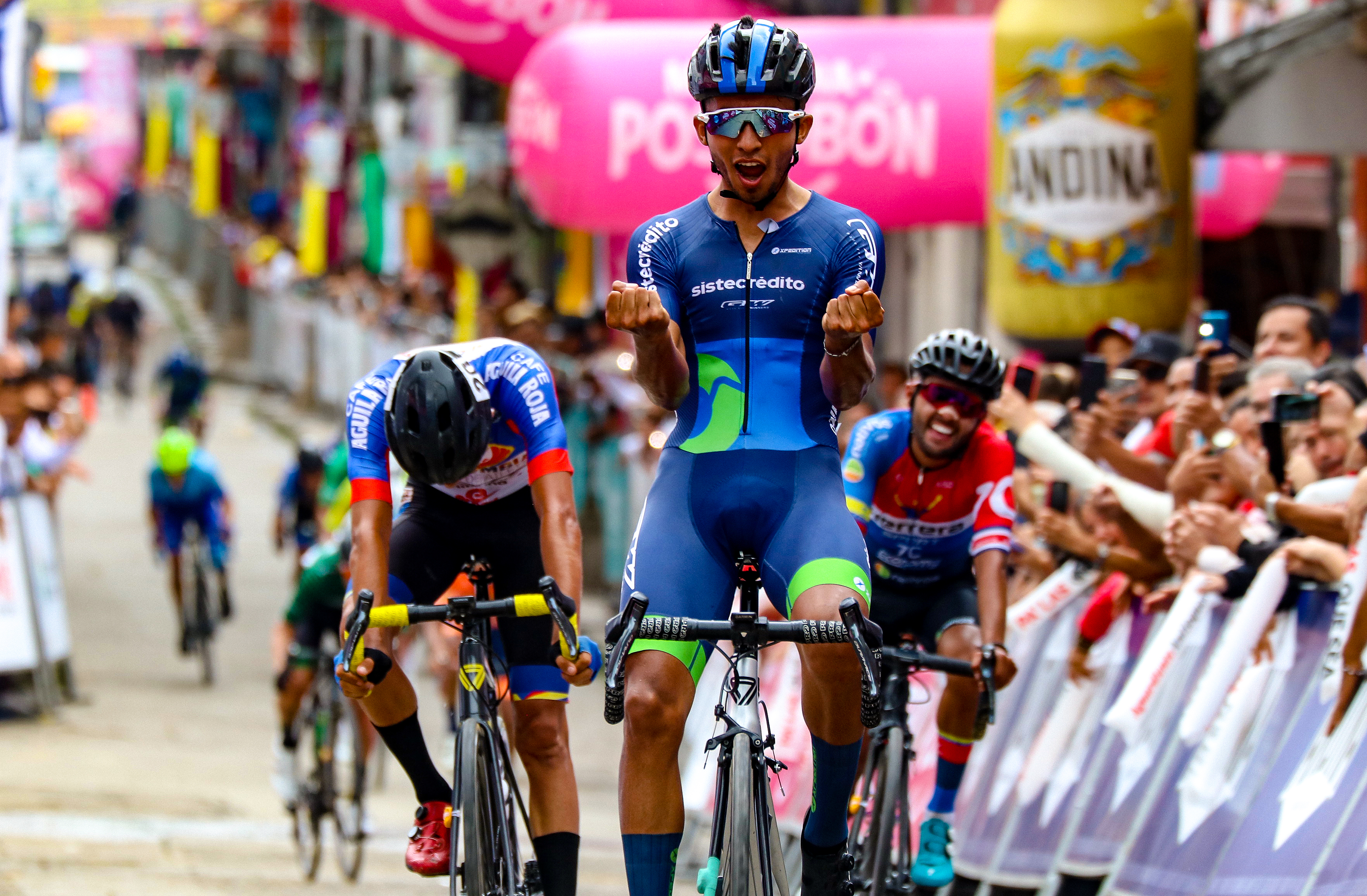 Clásico RCN: Adrián Bustamante atacó en Fresno y ganó la tercera etapa