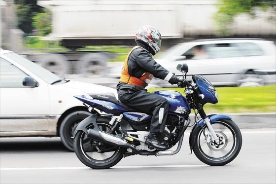 Distrito busca a motociclistas que durante protesta invadieron carril de Transmilenio