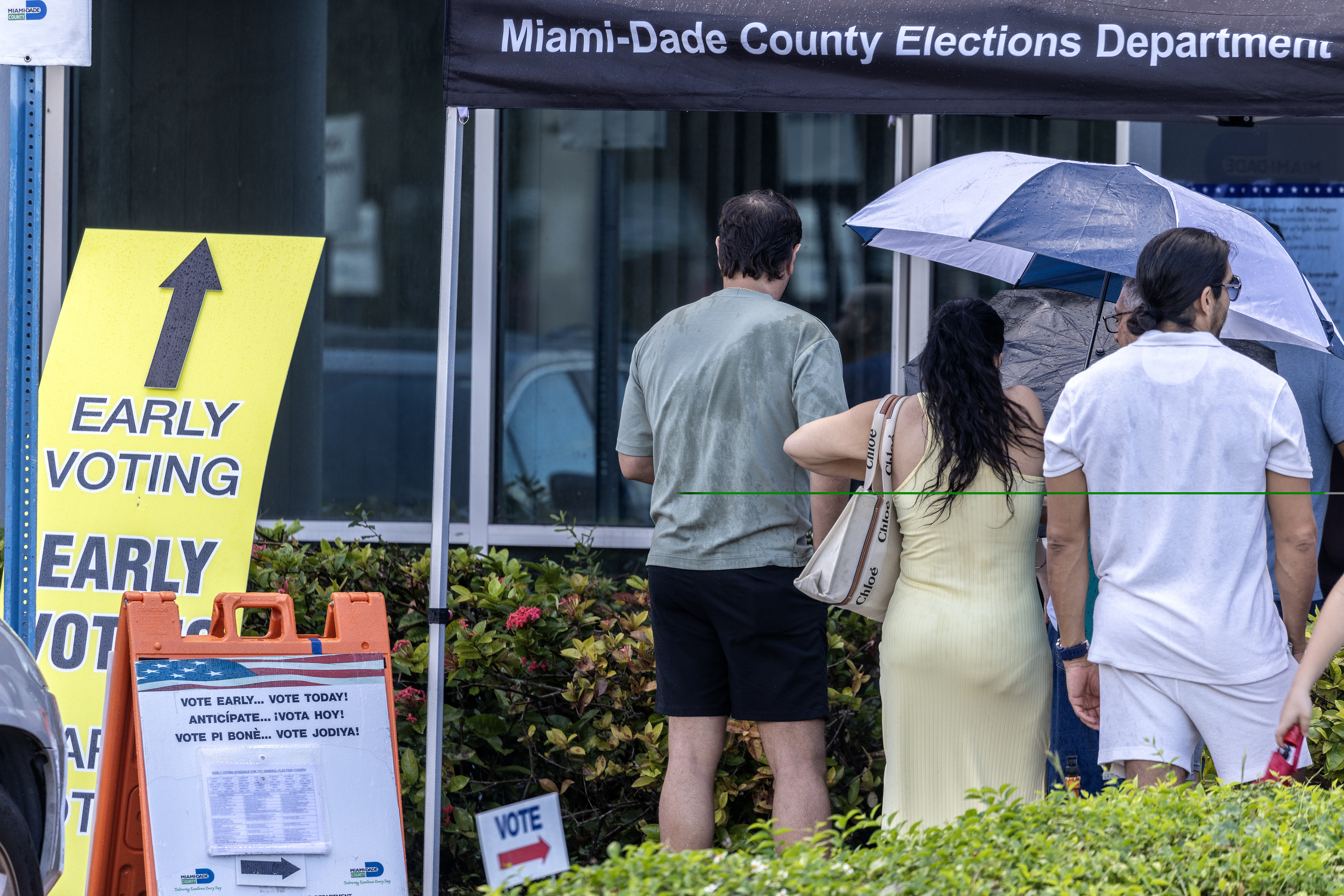 Miami (United States), 03/11/2024.- People wait in line to vote on Florida's last early voting day for the 2024 presidential election in Florida, at the Miami-Dade County Elections Department in Miami, Florida, USA, 03 November 2024. Voters in Florida can cast their ballots in person for the presidential election, starting on 21 October, avoiding long lines on Election Day on 05 November 2024. Former President Trump and Vice President and Democratic presidential nominee Kamala Harris are tied in the polls with 2 days until the election on 05 November. (Elecciones) EFE/EPA/CRISTOBAL HERRERA-ULASHKEVICH