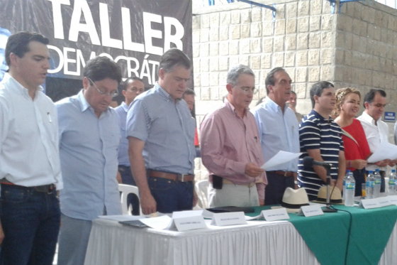 El expresidente Uribe frente a algunas de las figuras del Centro Democrático.