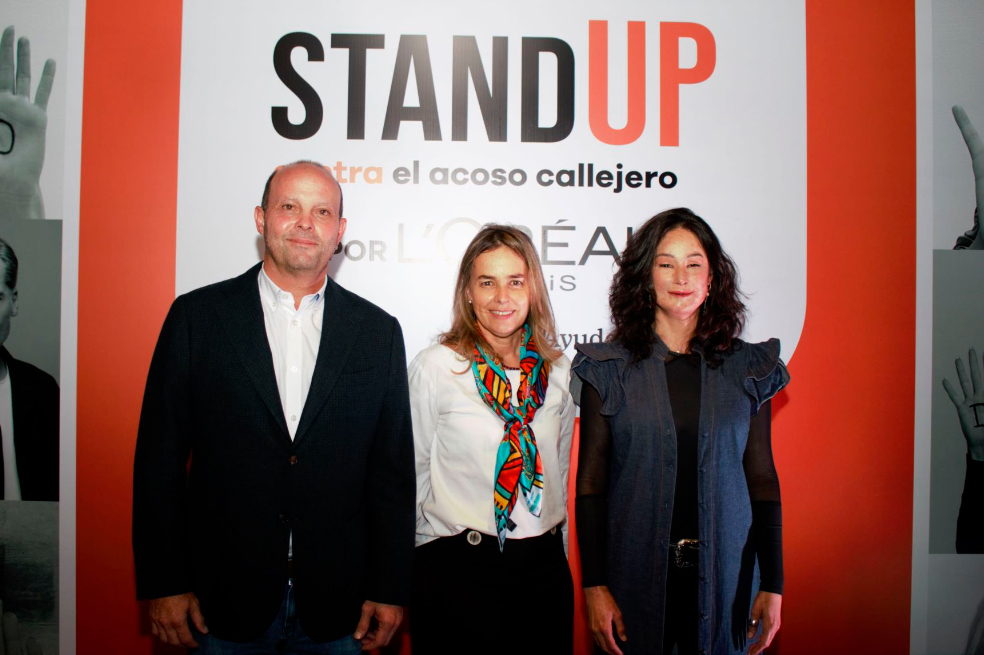 Alberto Rincón (Director de L'Oreal de Centroamérica y Región Andina), María Isabel Cerón (Directora de Fundación Ayuda en Acción) y Natalia Ponce de León (Directora de Fundación Renace) en el lanzamiento de la campaña StandUP de de L'Oreal en alianza con Ayuda en Acción contra el acoso callejero.