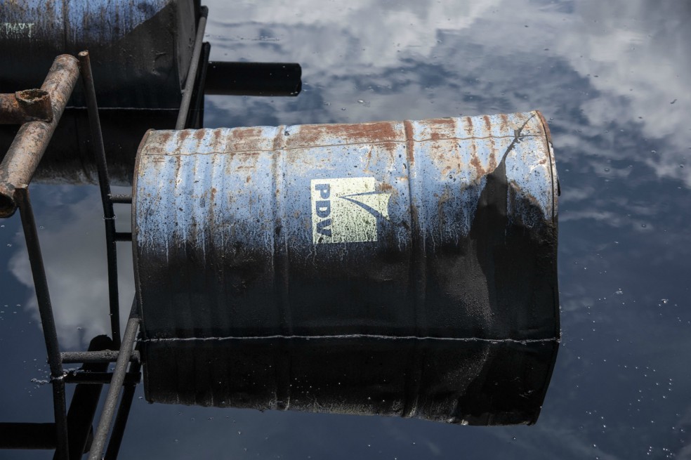 Venezuela espera elevar bombeo petrolero a 1,5 millones de barriles diarios