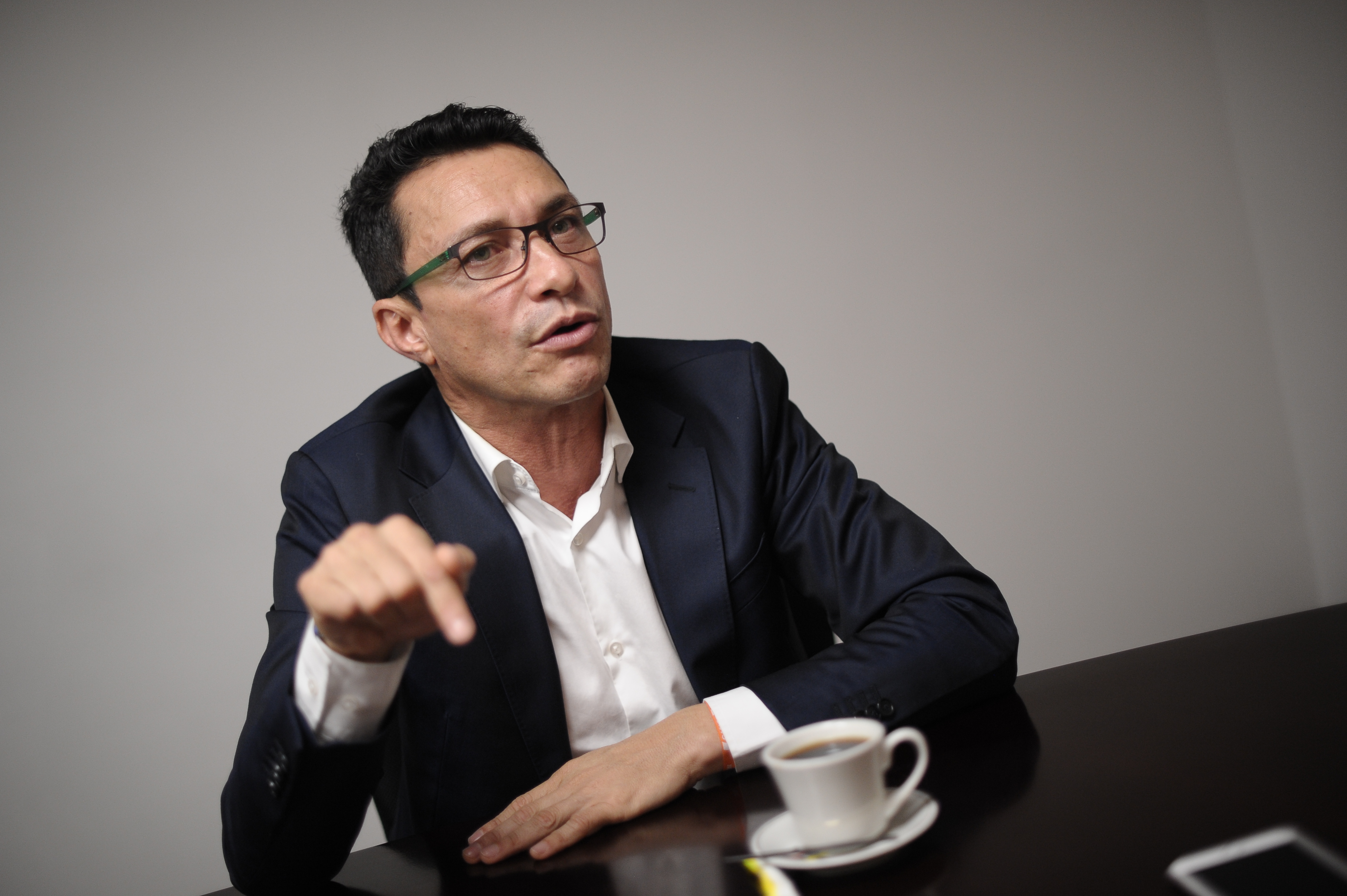 Gobernador Carlos Caicedo retorna al país: “El riesgo contra mi vida persiste”