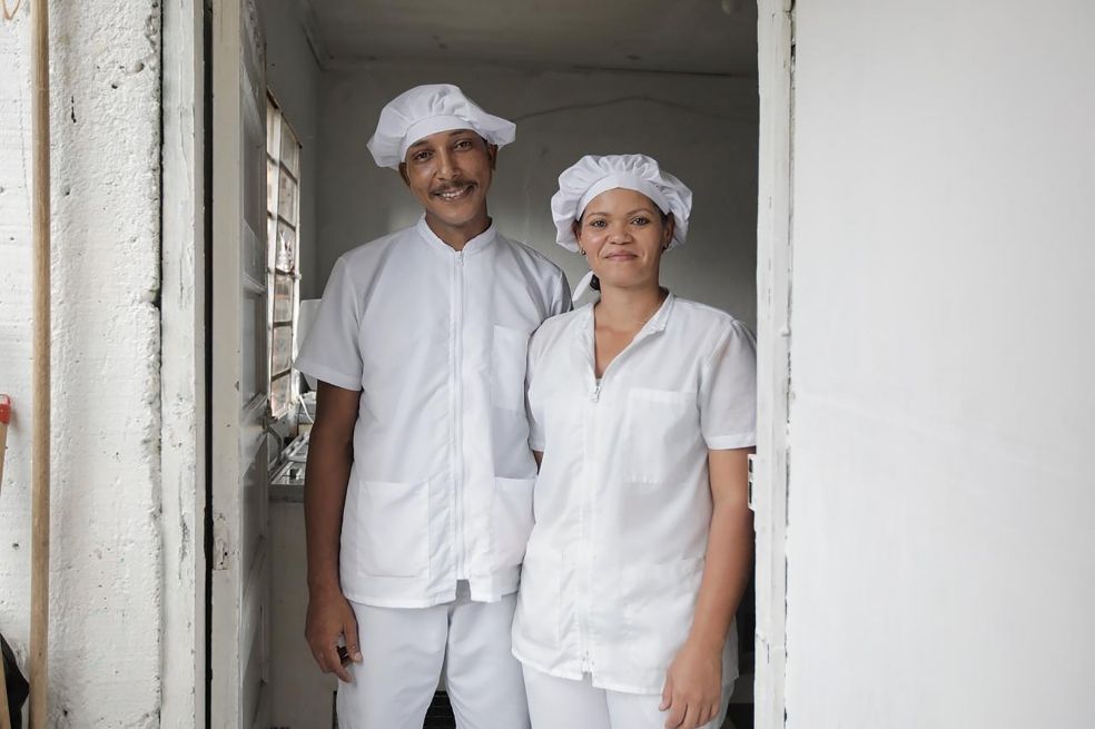 ¿Puede un migrante abrir una cuenta de ahorros?