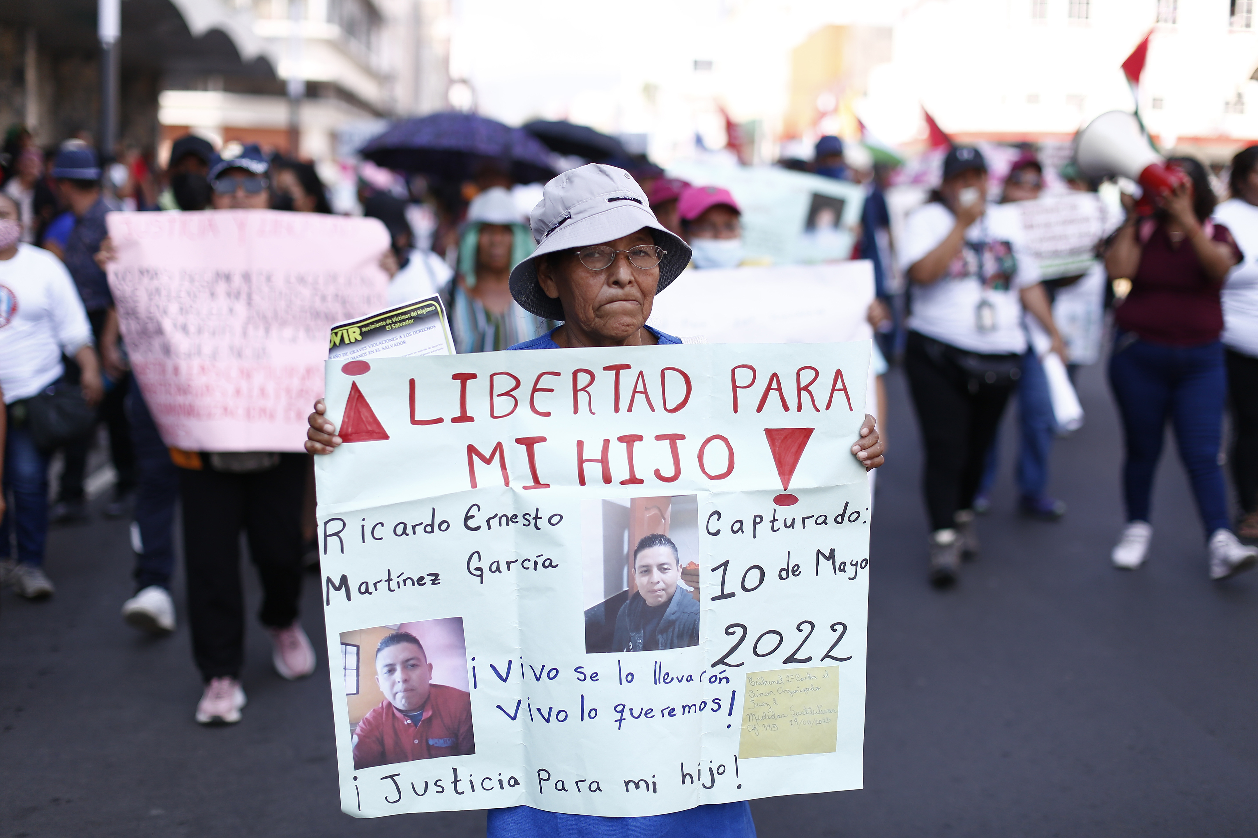 AME9653. SAN SALVADOR (EL SALVADOR), 14/01/2024.- Miembros de ONG, activistas de derechos humanos, veteranos de guerra y familiares de detenidos bajo el régimen de excepción se manifiestan hoy contra Nayib Bukele durante la conmemoración del 32 aniversario de la firma de los Acuerdos de Paz, en San Salvador (El Salvador). Cientos de personas conmemoraron este domingo el 32 aniversario del final de la guerra civil salvadoreña (1980-1992), firmada en 1992, con una protesta contra Nayib Bukele, que busca la reelección a pesar de que la Constitución lo prohíbe. EFE/Rodrigo Sura