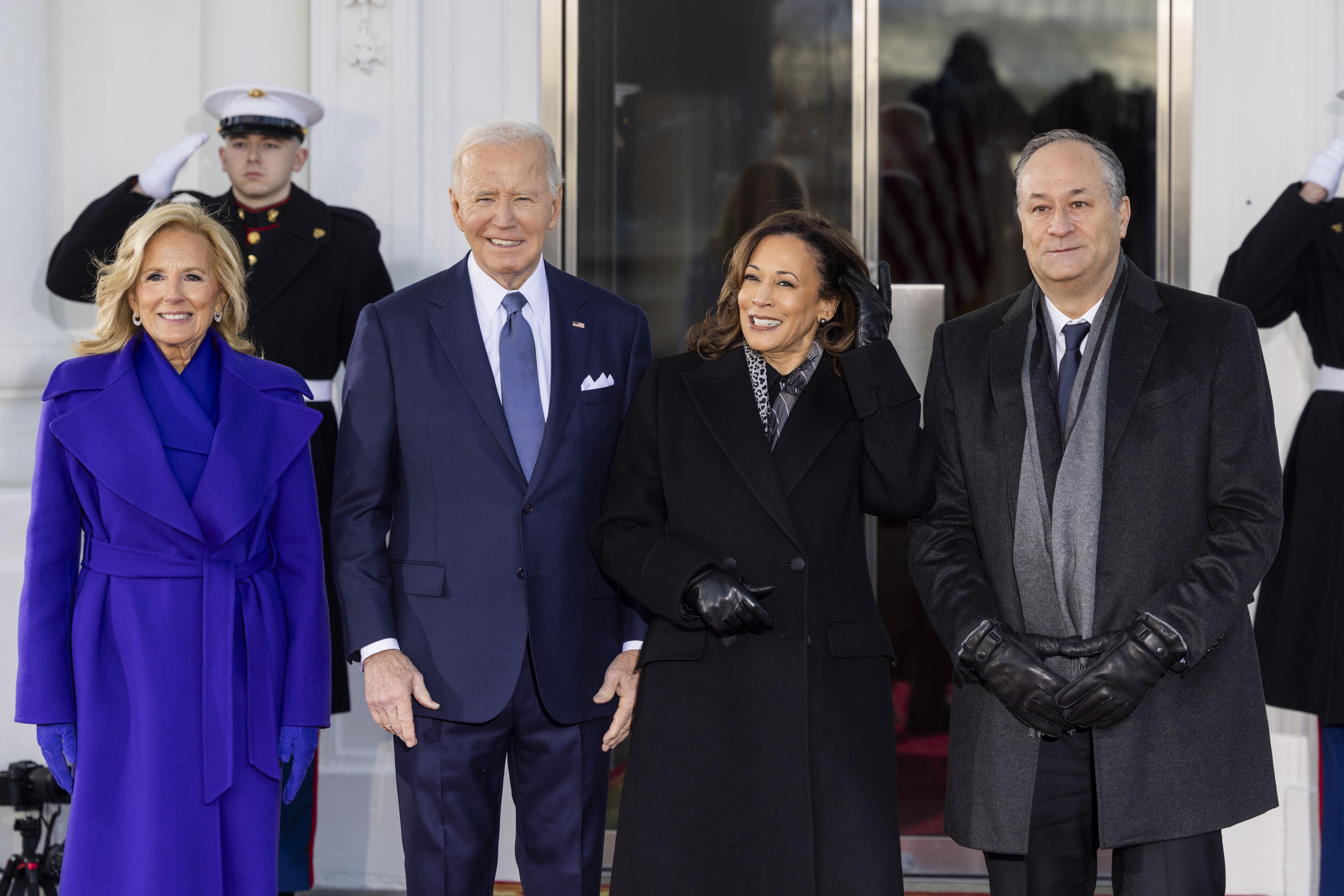 Washington (United States), 20/01/2025.- US President Joe Biden (C-L) and First Lady Jill Biden (L) welcome Vice President Kamala Harris (C-R) and Second Gentleman Doug Emhoff (R) to the North Portico of the White House on the morning of President-elect Donald Trump's inauguration in Washington, DC, USA, 20 January 2025. Trump, who defeated Harris to become the 47th president of the United States, is being sworn in on 20 January 2025, though the planned outdoor ceremonies and events have been canceled due to extreme cold temperatures. (Estados Unidos) EFE/EPA/JIM LO SCALZO