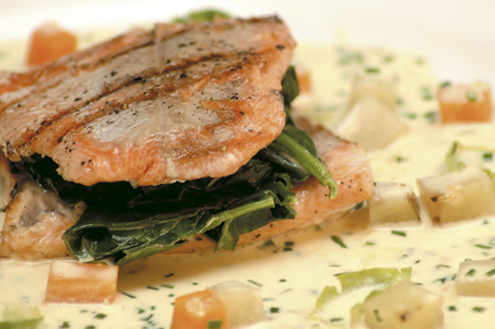 Trucha salmonada con verduras y salsa de vermouth