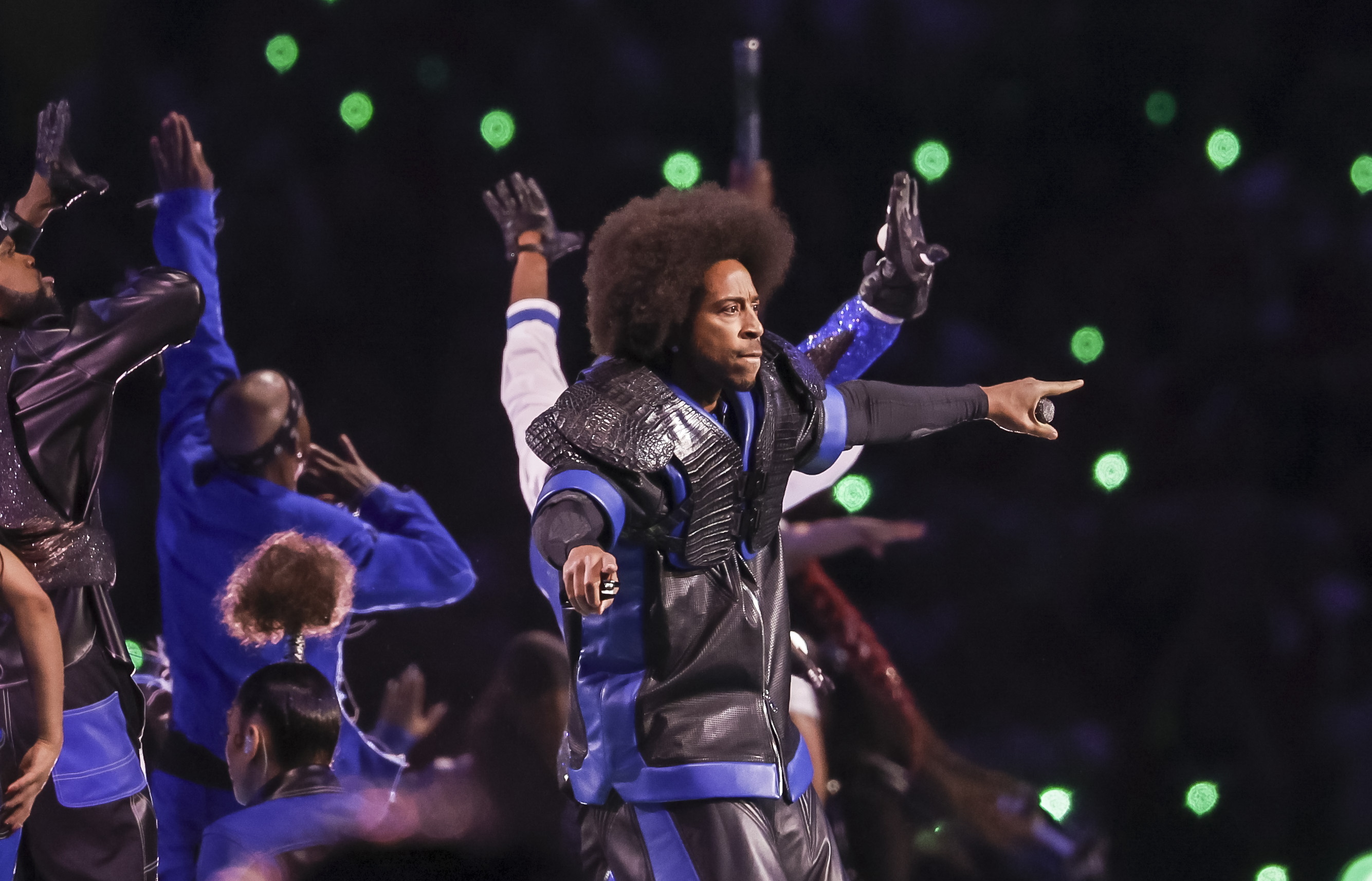 Las Vegas (United States), 12/02/2024.- US rapper Ludacris (C) performs with Usher during the halftime show of Super Bowl LVIII between the Kansas City Chiefs and the San Fransisco 49ers at Allegiant Stadium in Las Vegas, Nevada, USA, 11 February 2024. The Super Bowl is the annual championship game of the NFL between the AFC Champion and the NFC Champion and has been held every year since 1967. EFE/EPA/JOHN G. MABANGLO