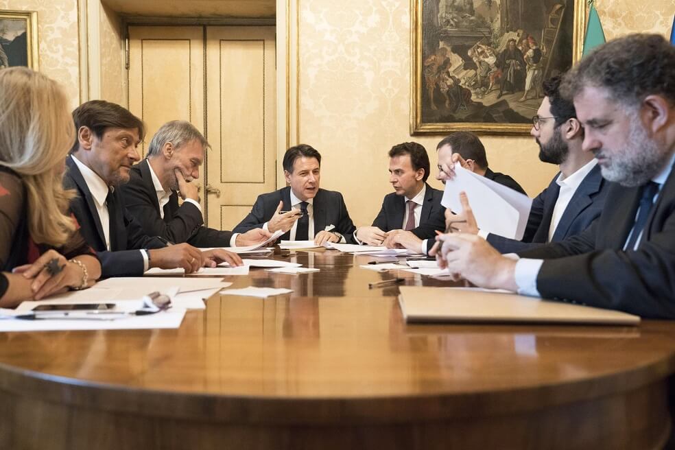 El primer ministro italiano, Giuseppe Conte (c) durante una reunión con una delegación del Partido Democrático de Italia, con quienes formó coalición de gobierno este miércoles. / EFE