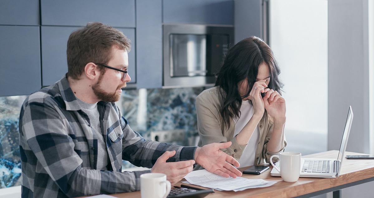9 de 10 parejas ven el manejo del dinero como causal de divorcio