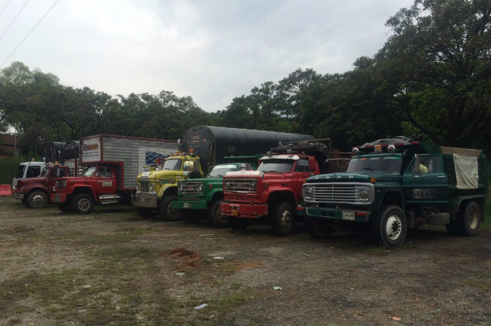 Conductores de volquetas protestan contra el pico y placa ambiental de Medellín
