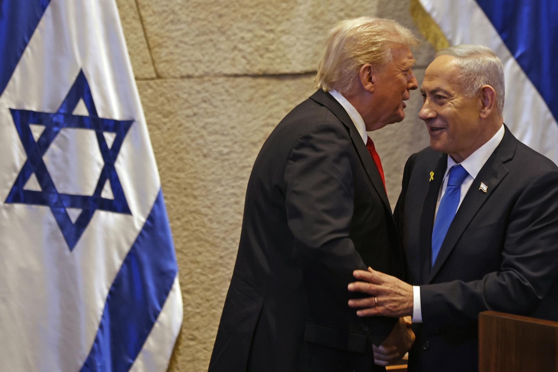 Jerusalem (Israel), 13/10/2025.- US President Donald Trump (L) speaks with Israel's Prime Minister Benjamin Netanyahu at the Israeli parliament, the Knesset, in Jerusalem, Israel, 13 October 2025. Hamas handed over the 20 surviving Israeli hostages on October 13 under a ceasefire agreement, as the US president and other world leaders geared up for a summit on Gaza. The releases are part of a ceasefire agreement brokered by the US president, with Israel due in return to free nearly 2,000 detainees held in its jails in exchange. (Jerusalén) EFE/EPA/JALAA MAREY / POOL