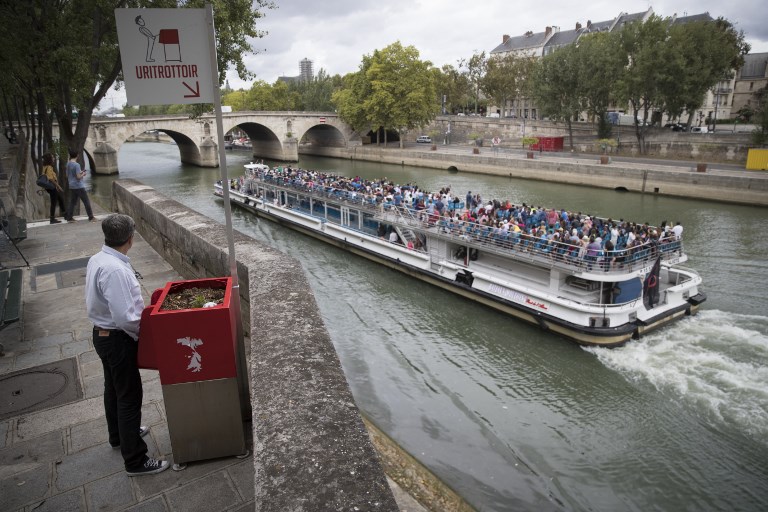 Instalan orinales "ecológicos" al aire libre en París