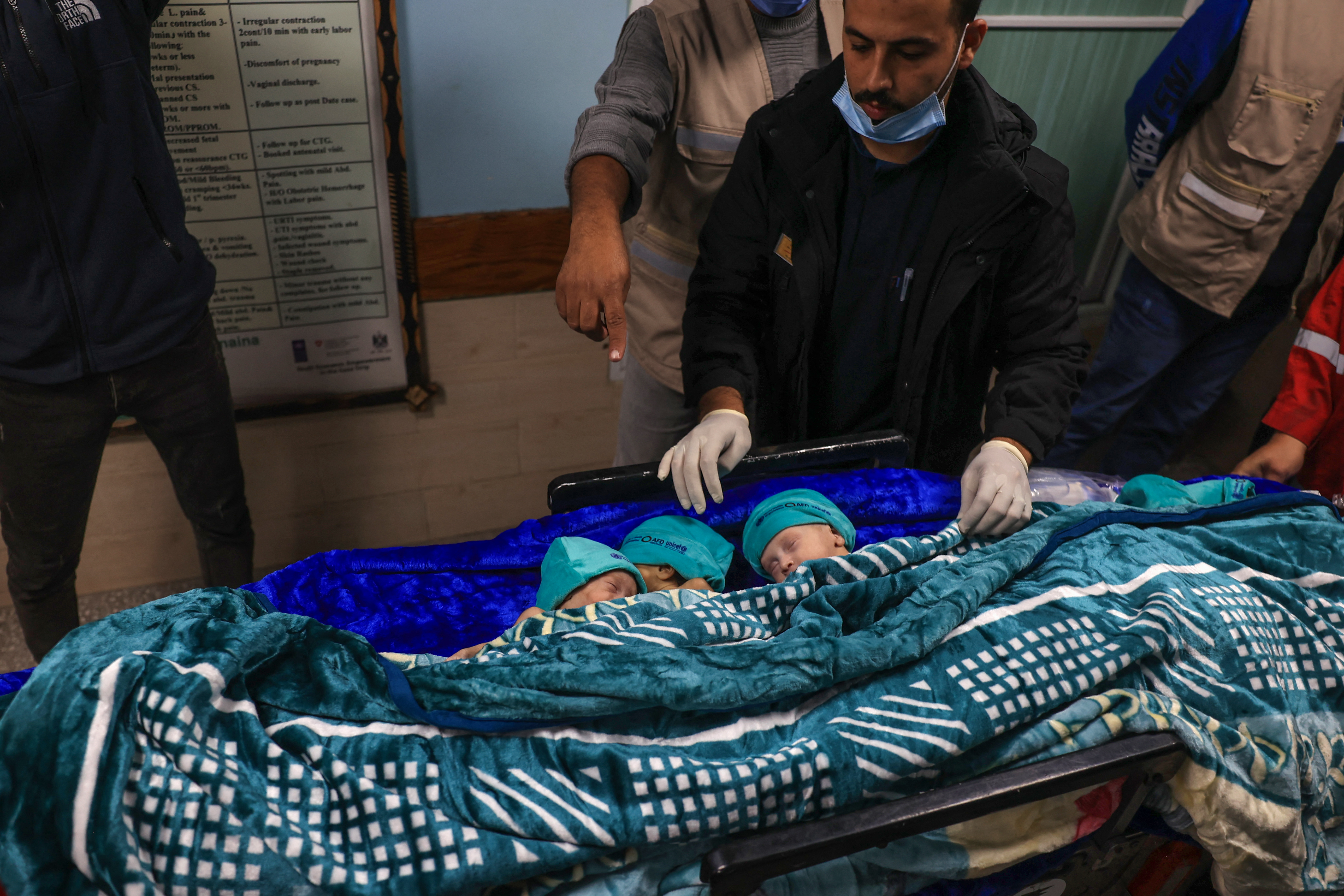Los médicos palestinos preparan a los bebés prematuros, evacuados del hospital Al Shifa de la ciudad de Gaza, para su traslado desde un hospital en Rafah, en el sur de la Franja de Gaza, a Egipto, el 20 de noviembre de 2023.