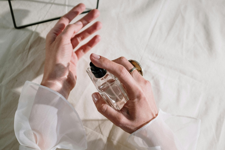 ¿Dónde aplicar el perfume para que dure todo el día? Descubra estos 6 puntos