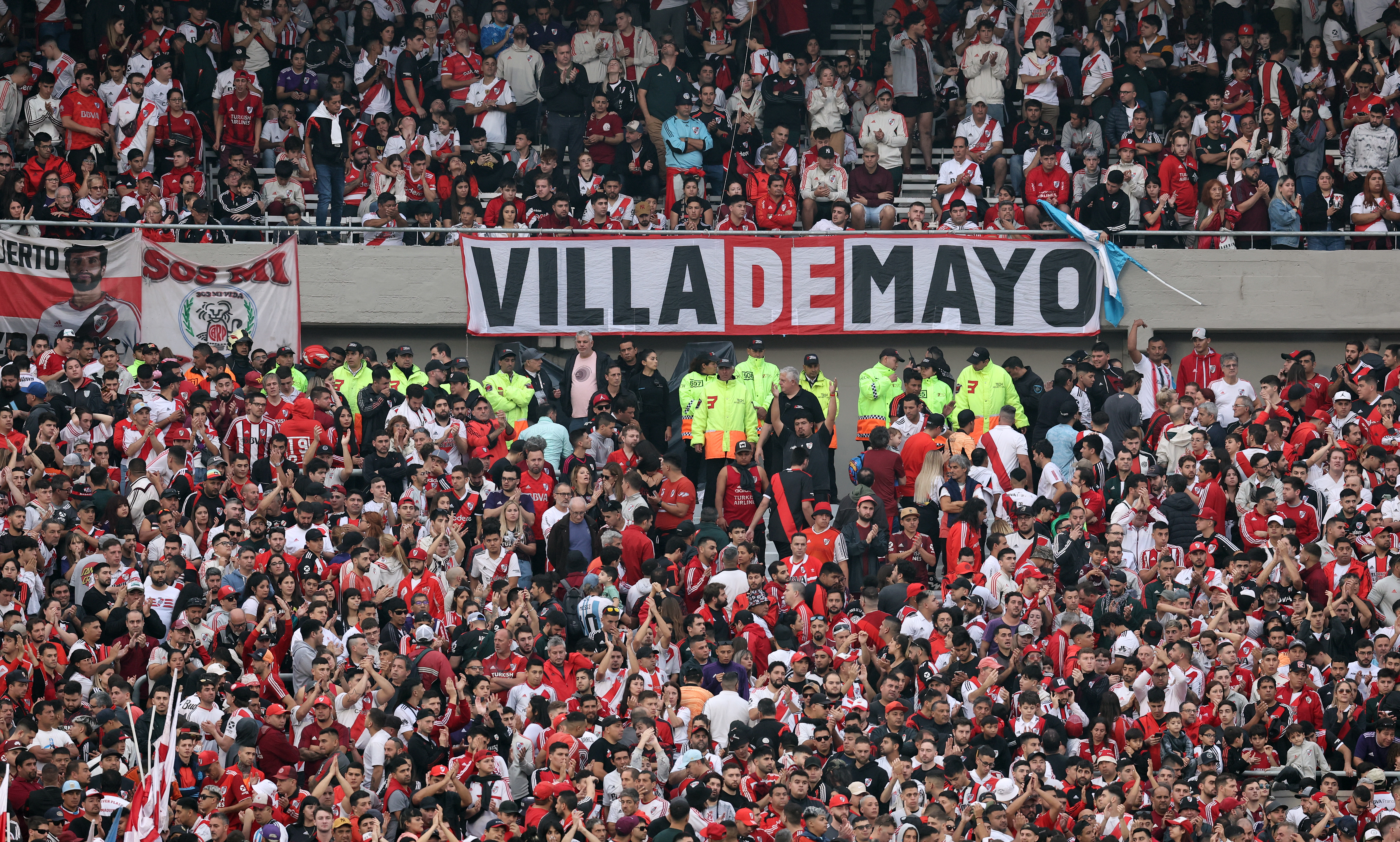 Luto en el fútbol argentino: hincha de River murió al caer desde una tribuna