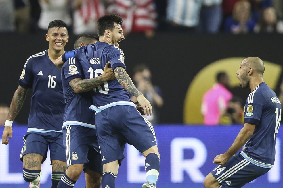 Messi se abraza con sus compañeros tras clasificar a la final de la Copa. / Efe