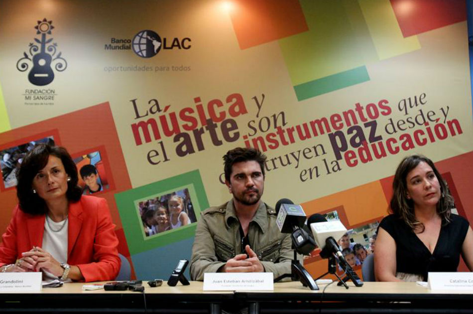 Gloria Grandolini, el cantante colombiano Juanes y Catalina Cock