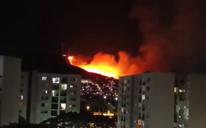 Imagen de video de redes sociales del incendio forestal en Yumbo en la noche del jueves 12 de agosto de 2026.