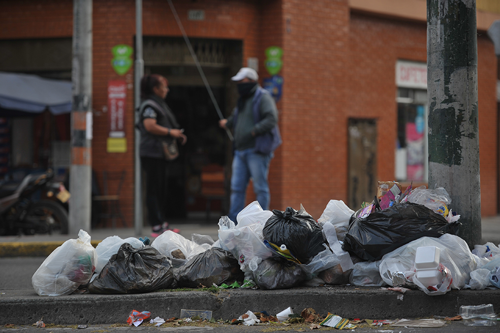 En protesta por acumulación de basuras, vecinos en San Cristóbal quemaron residuos