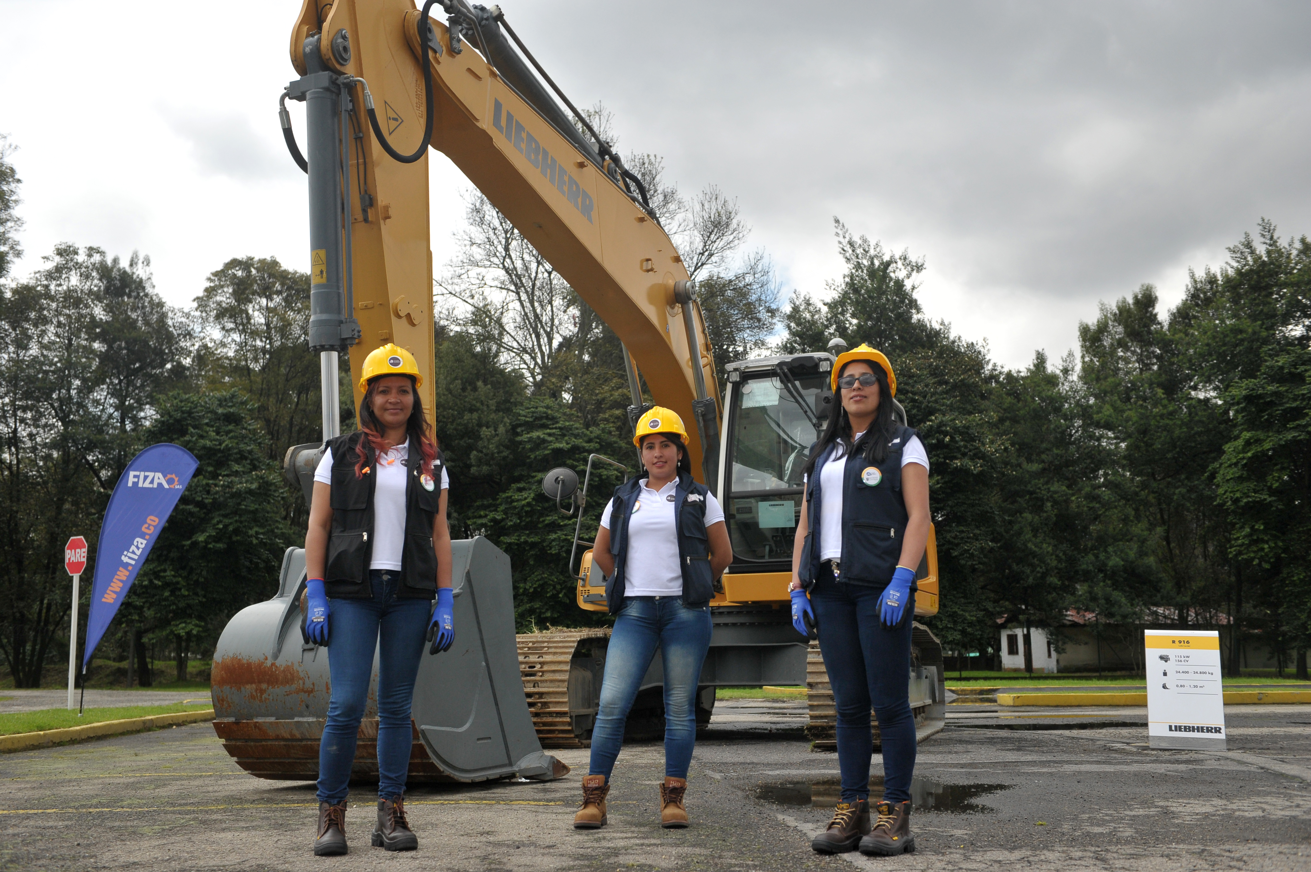 Buscan aumentar participación laboral de las mujeres en la maquinaria pesada