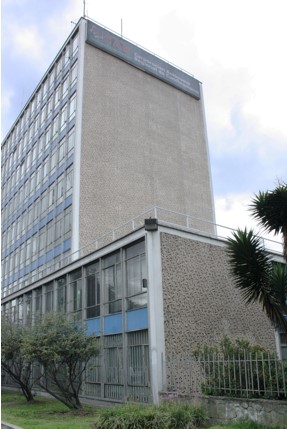 Edificio ESSO – hoy Edificio de la CARArchivo particularEs el caso del edificio ESSO (hoy ocupado por la CAR) en la esquina de la calle 36 con carrera 7, edificio que fue diseñado en la década de los 60´s por el consorcio formado entre una importante firma norteamericana --Lathrop Douglass-- y la firma bogotana Martínez Cárdenas y Cia.