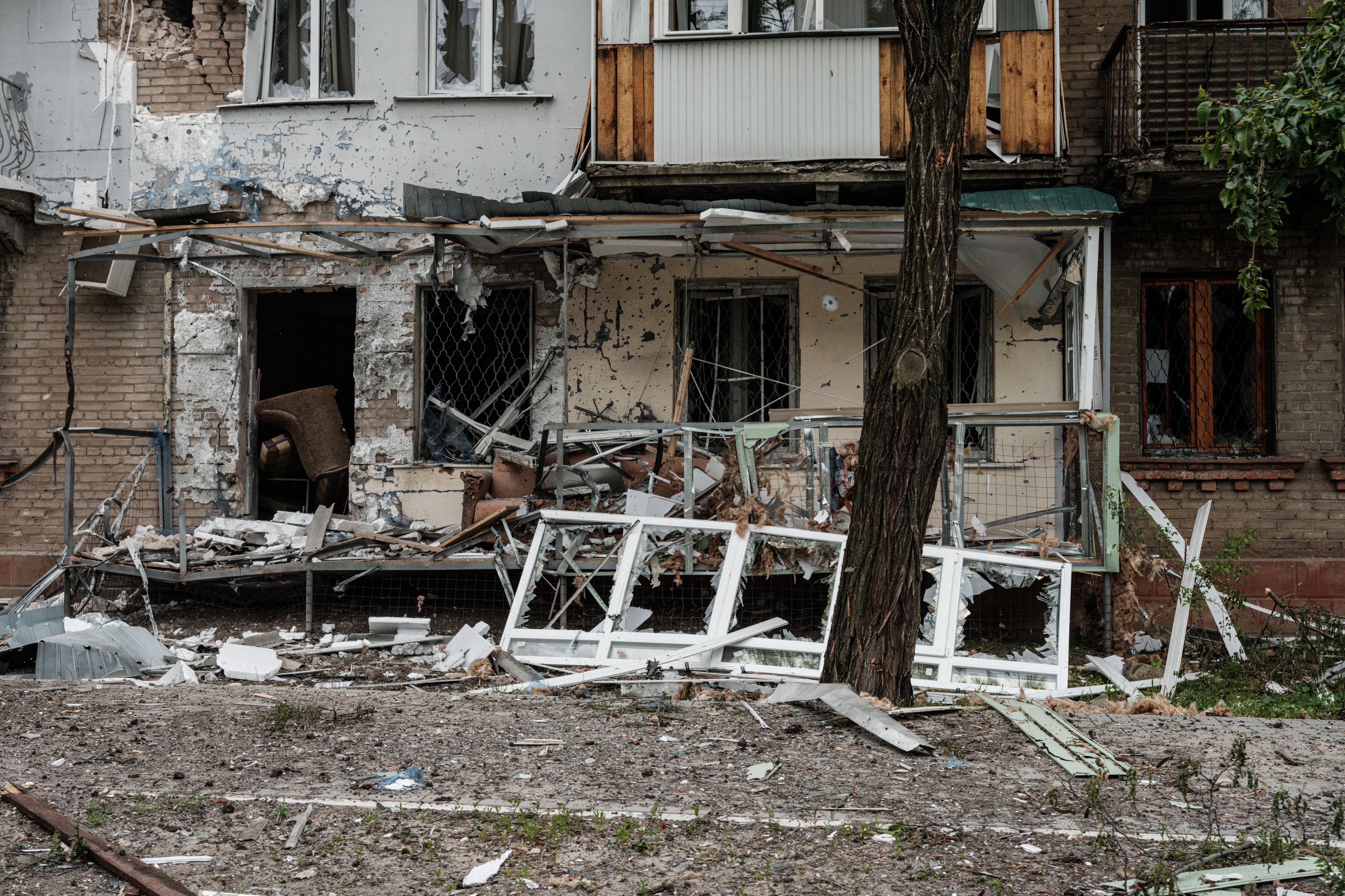 A destoyed buidling by shelling during nearby mortar shelling in Severodonetsk, eastern Ukraine, on May 18, 2022, on the 84th day of the Russian invasion of Ukraine. (Photo by Yasuyoshi CHIBA / AFP)