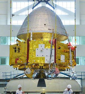 La cápsula plateada en la parte superior alberga el módulo de aterrizaje y el rover, y la mitad inferior dorada con el motor del cohete es el orbitador.
