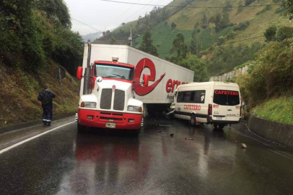 Accidente de tránsito en el Alto de la Línea deja dos muertos y más de 16 heridos