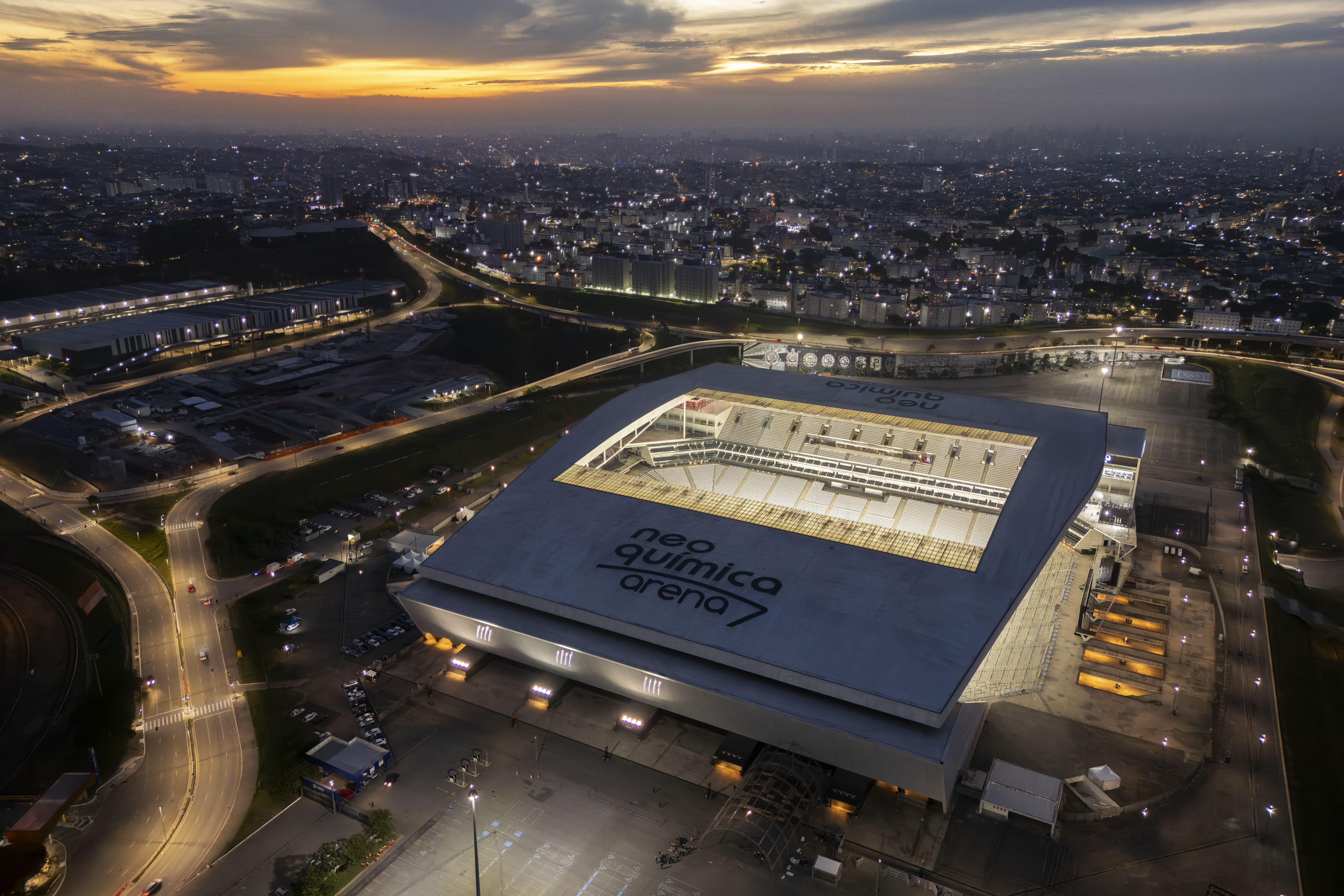 -FOTODELDÍA- AME7129. SAO PAULO (BRASIL), 23/12/2024.- Fotografía aérea del 19 de diciembre de 2024 del NeoQuimica Arena del barrio de Itaquera, en São Paulo (Brasil). La mayor barra brava del Corinthians, Gaviões da Fiel, está llevando a cabo su sueño más ambicioso: recaudar entre todos los hinchas 700 millones de reales (aproximadamente 115 millones de dólares) para saldar la deuda que el club tomó para construir su estadio, el Neo Química Arena. EFE/ Isaac Fontana