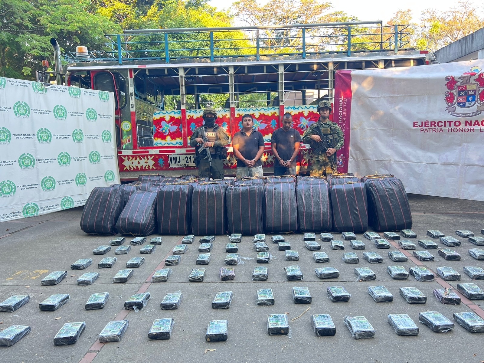 Hallan una tonelada de marihuana en una “chiva” en Cauca