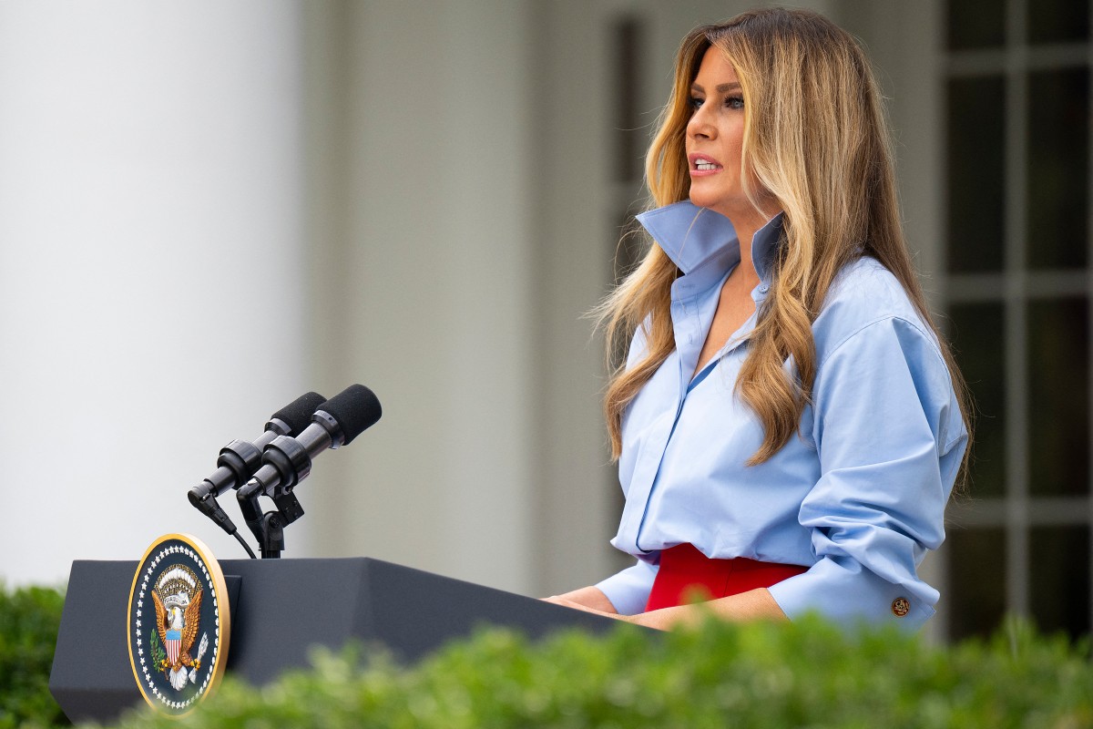 Melania Trump reaparece tras un mes fuera del ojo público y bromea sobre su ausencia