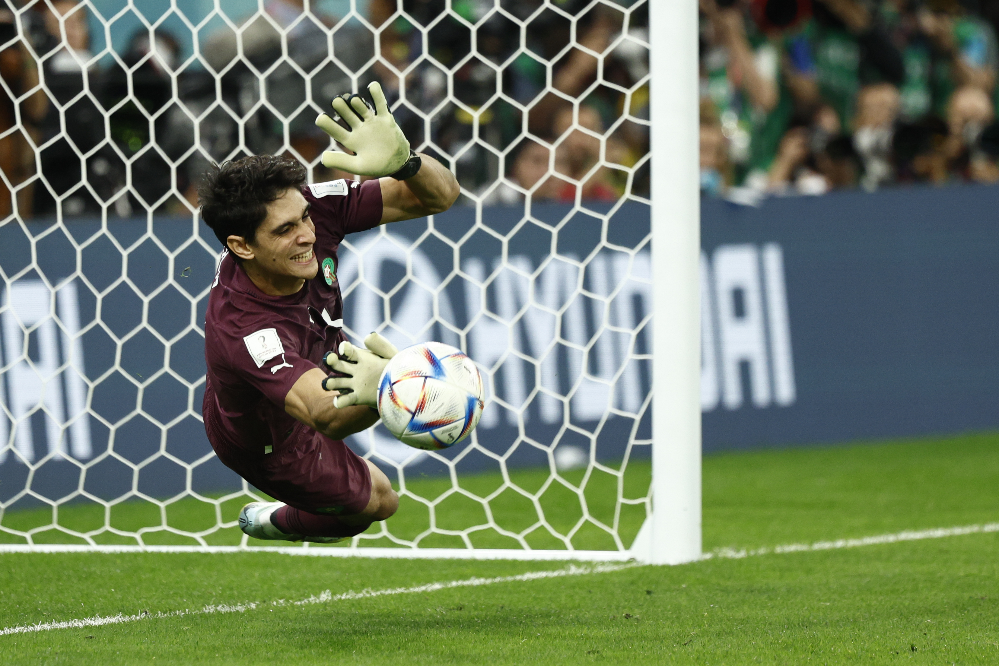 GR2049. RAYÁN (CATAR), 06/12/2022.- Yassine Bounou de Marruecos tapa un penalti hoy, en un partido de los octavos de final del Mundial de Fútbol Qatar 2022 entre Marruecos y España en el estadio Ciudad de la Educación en Rayán (Catar). EFE/ Rodrigo Jiménez