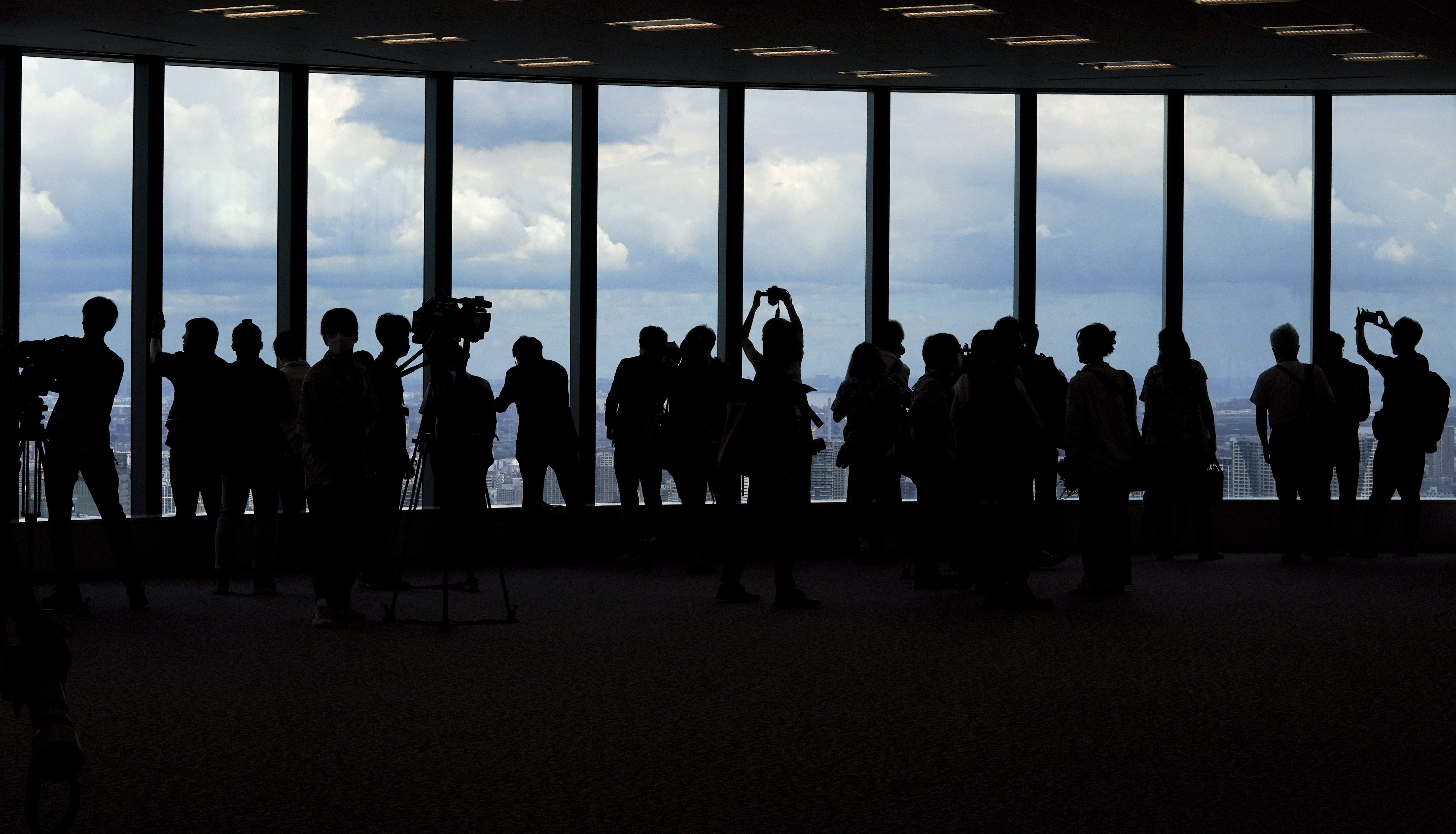 Tokyo (Japan), 08/08/2023.- Journalists work at the 52nd floor of Japan's tallest building, Mori JP Tower, in Tokyo, Japan, 08 August 2023. Japanese developer Mori Building Co. announced on 08 August that the construction of Azabudai Hills, a complex containing Mori JP Tower, has been completed with its opening scheduled for 24 November 2023. (Japón, Tokio) EFE/EPA/KIMIMASA MAYAMA