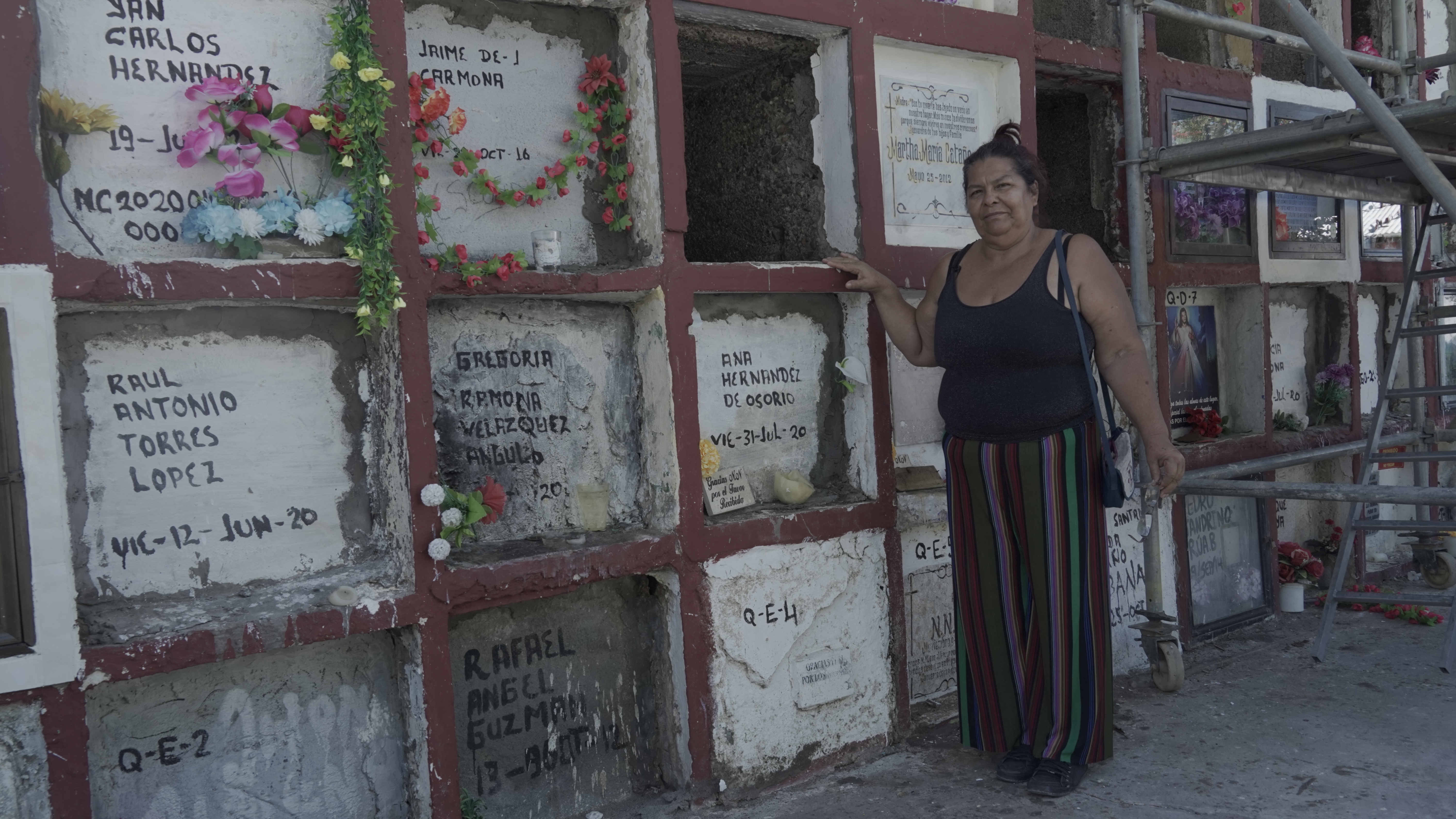 Margarita Rojas al lado de la bóveda donde estaba su “NN” escogido. Le rezó durante 23 años. Hoy no sabe del paradero de ese cuerpo.