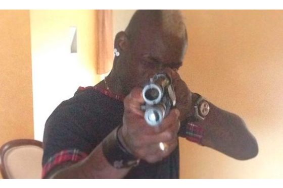 Escándalo por foto de Mario Balotelli donde ‘encañona’ a sus críticos en redes sociales