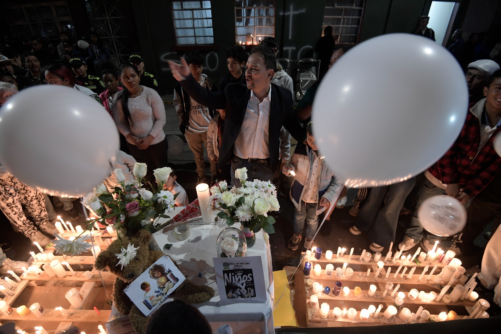 Además de velas, los asistentes llevaron tarjetas, fotografías, y hasta bombas con mensajes de condolencia.