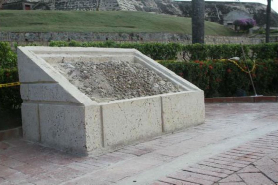 Finalmente fue desmontada polémica placa en honor a invasores ingleses en Cartagena