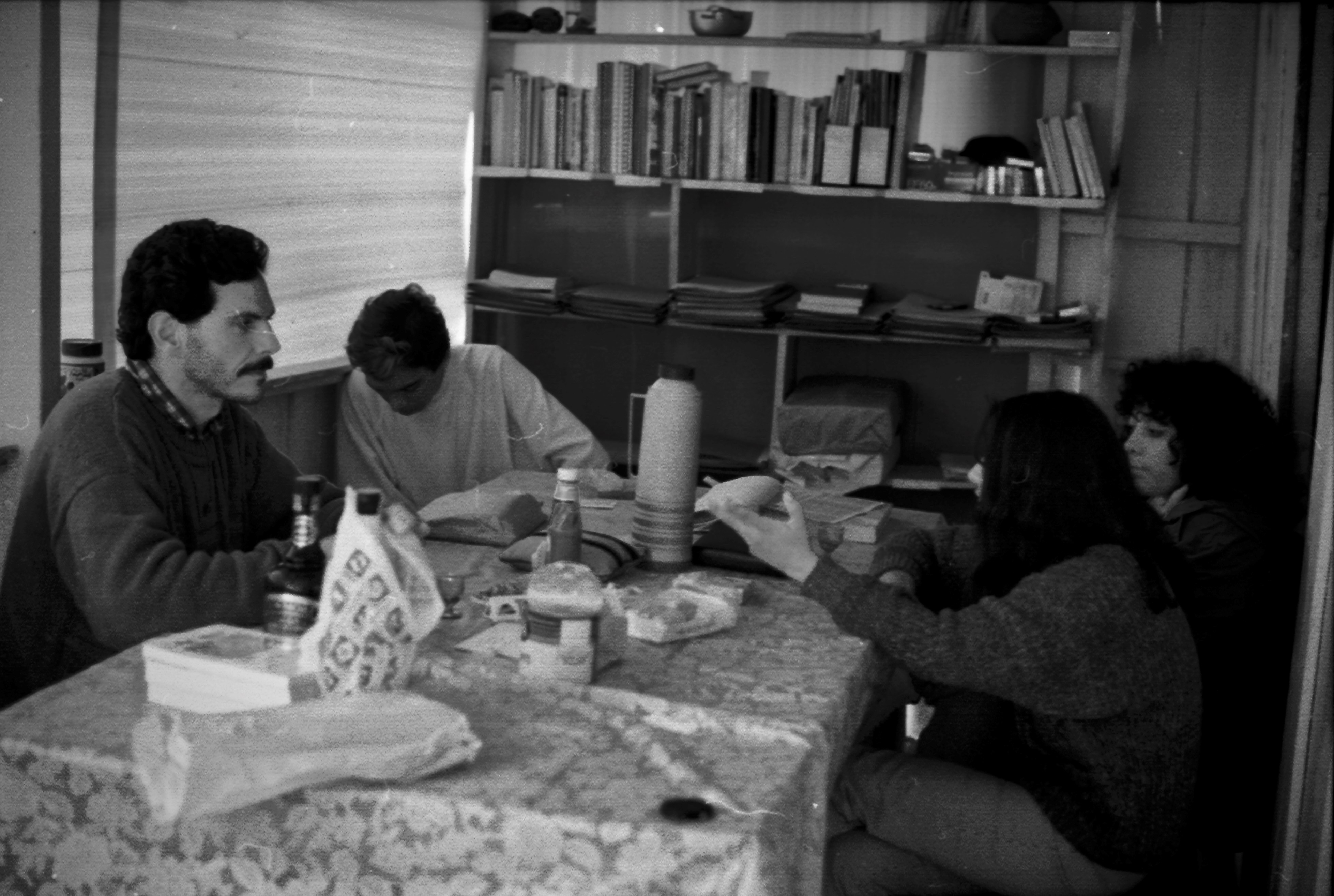 Carlos Pizarro, Carlos Alonso Lucio, Martha Martínez y Pilar Rueda, antigua hacienda de Santo Domingo, Tacueyó, Cauca, mayo 20 de 1989. / Jaime ArochaNuestro primer viaje fue entre el 19 y el 21 de mayo de 1989. Llegamos a un lugar repleto de académicos de varias nacionalidades interesados en esa dejación de armas. De ahí la espera para reunirnos con Pizarro. Apretujados en la casa de la comandancia, con Arjaid Artunduaga y otros comandantes, nos quejábamos de la hegemonía cultural que para entonces silenciaba a indígenas y afros. Desde atrás, oímos a alguien haciendo la analogía con los hombres de gris, determinados a robarnos la imaginación, por fortuna derrotados por Momo, una niña silenciosa y sabia, aliada de la tortuga Casiopea, pitonisa del futuro. Me sorprendió oír acerca de la heroína de las lecturas en voz alta con mis hijas. Excepcional estar ante un líder para quien al porvenir nacional lo podía iluminar la moral que inmortalizó Michael Ende en una novela infantil.