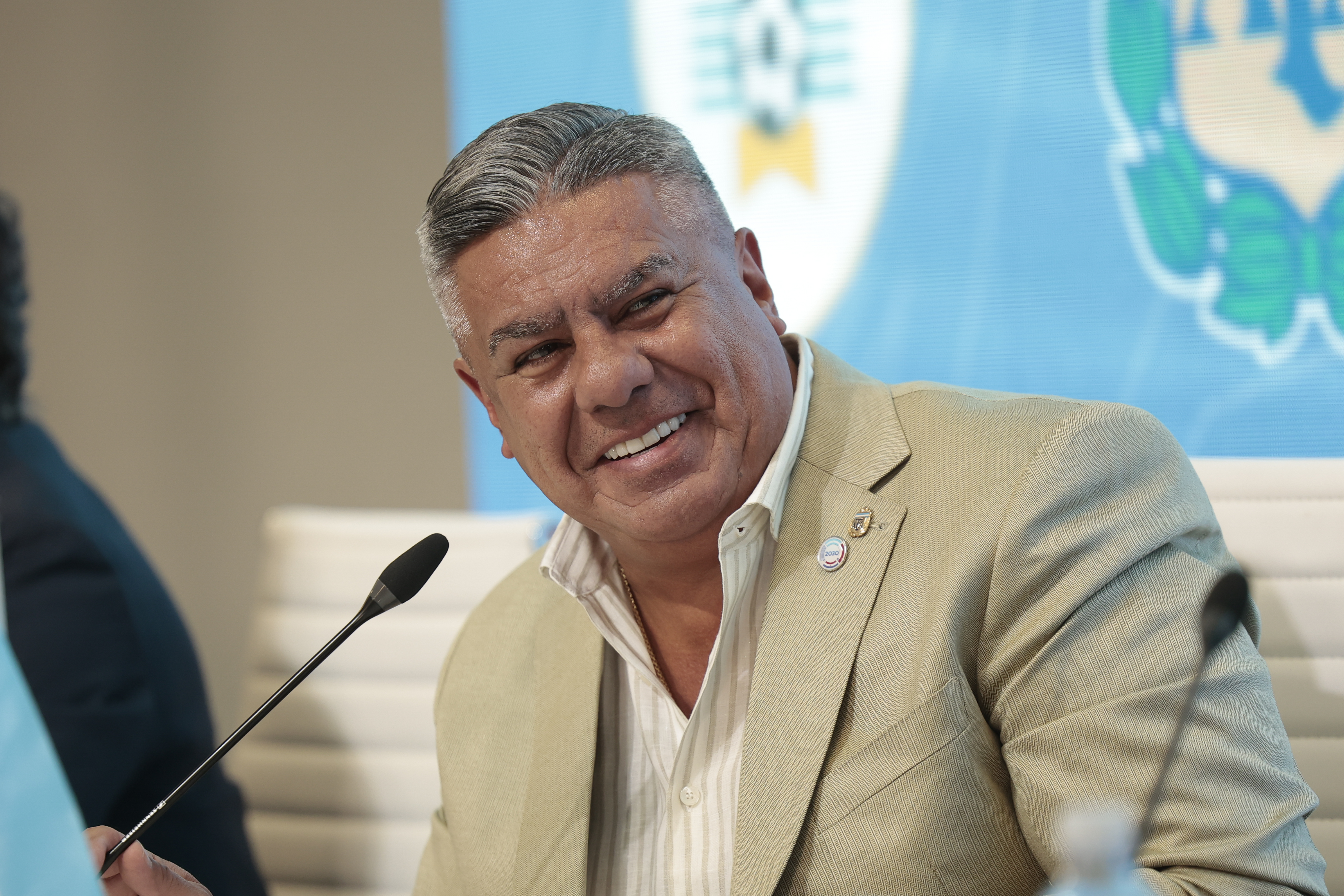 AME2446. EZEIZA (ARGENTINA), 07/02/2023.- Claudio Tapia, presidente de la Asociación del Fútbol Argentino (AFA), participa en una rueda de prensa durante la presentación de candidaturas para el Mundial 2030, hoy en Ezeiza (Argentina). Sudamérica reivindicó este martes la importancia de sus "jugadores que han embellecido el mundo del fútbol" en su defensa de la candidatura para organizar el Mundial 2030, durante un acto público tras la celebración en Argentina de la primera asamblea de la Corporación Juntos 2030. EFE/ Juan Ignacio Roncoroni