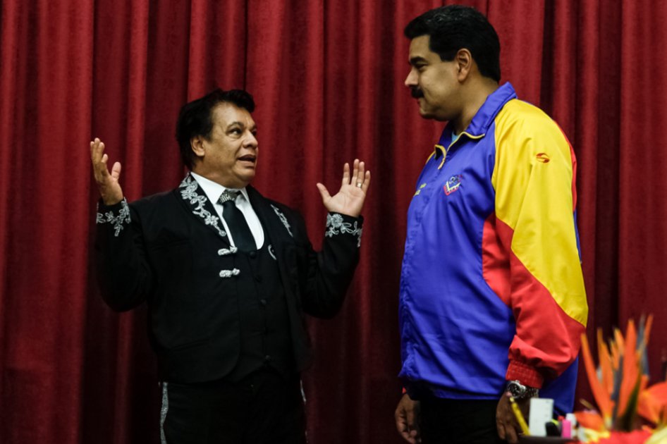 Juan Gabriel dedica "Las Mañanitas" a Nicolás Maduro.