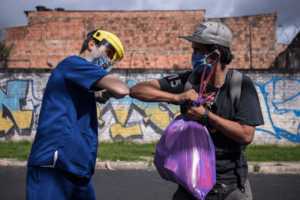 Solidaridad en tiempos de Covid-19: la historia del joven que ayuda a habitantes de calle