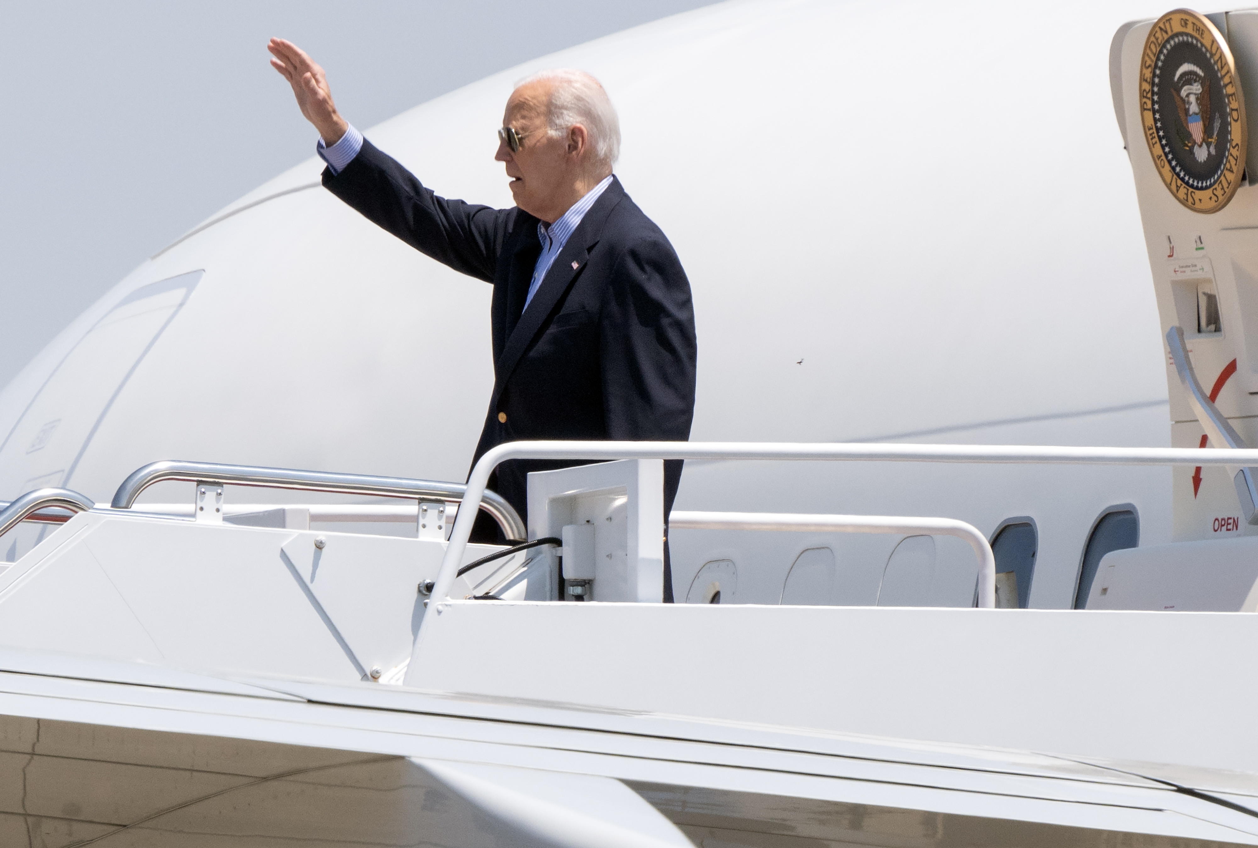 Camp Springs (United States), 05/07/2024.- United States President Joe Biden waves as he boards Air Force One at Joint Base Andrews, to travel to Madison, Wisconsin in Camp Springs, Maryland, USA, 05 July 2024. The President will participate in a campaign event in Madison before proceeding to Wilmington, Delaware for the weekend. (Estados Unidos) EFE/EPA/RON SACHS / POOL