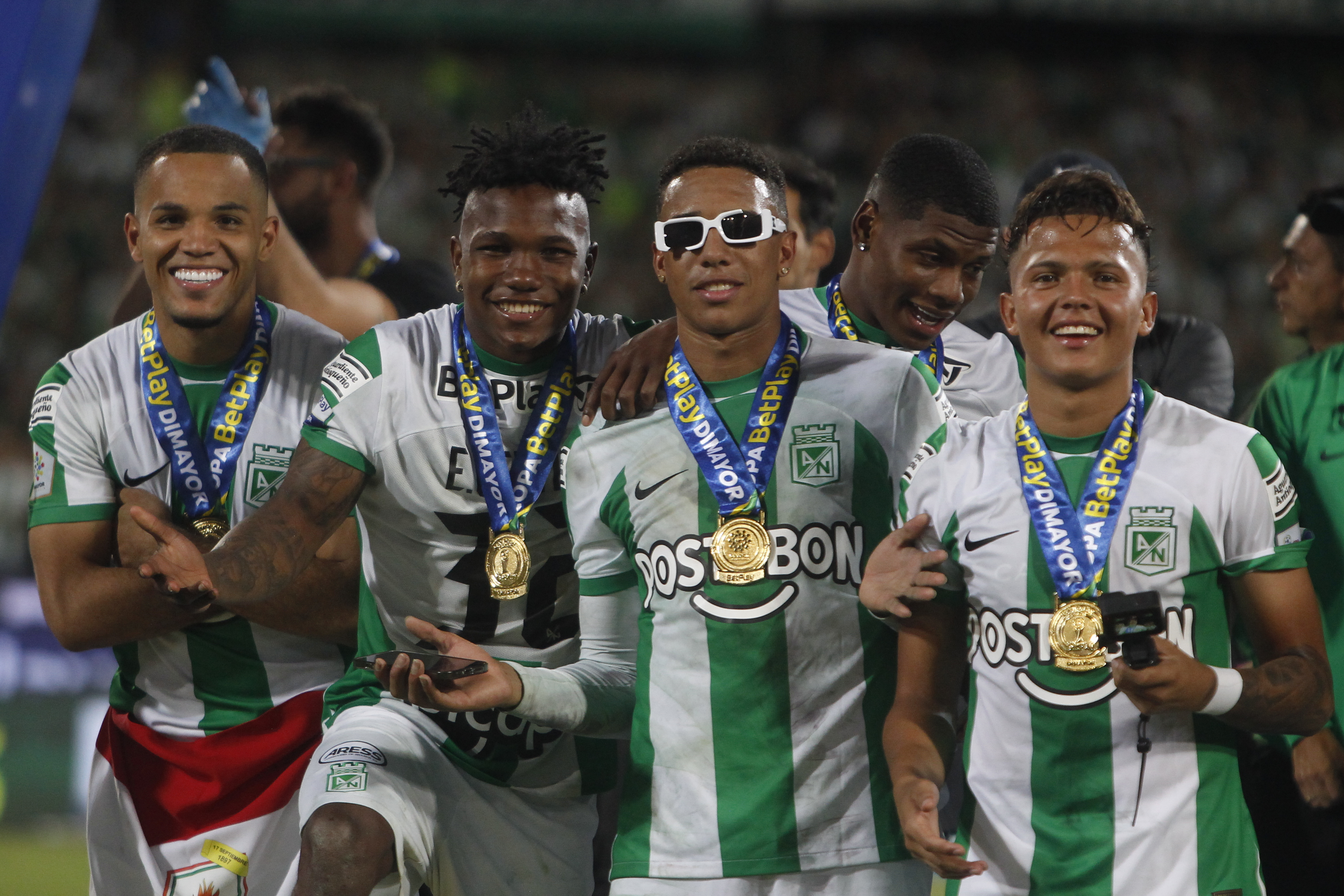 AMDEP3911. MEDELLÍN (COLOMBIA), 23/11/2023.- Jugadores de Nacional celebran al ganar la Copa Colombia ante Millonarios hoy, en el estadio Atanasio Girardot en Medellín (Colombia). EFE/ Luis Eduardo Noriega Arboleda